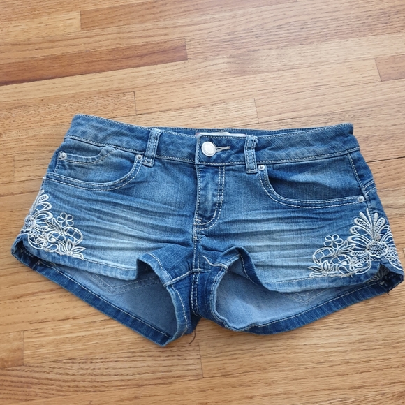 Almost Famous Lace Jean Shorts 3 - Picture 1 of 4